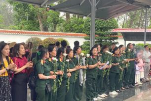 Đông đảo người dân, du khách đến các khu di tích tri ân Anh hùng liệt sĩ