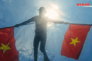 Du khách liên tục đổ về các điểm du lịch biển miền Trung