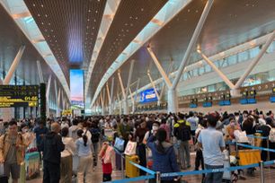 Sân bay Tân Sơn Nhất đón 709 chuyến bay trong ngày 2-5