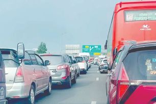 Người dân bắt đầu trở lại TPHCM sau nghỉ lễ 30-4