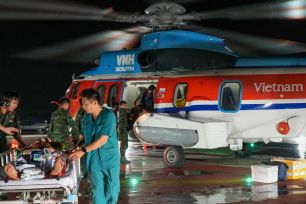 Trực thăng chuyển người bệnh từ Trường Sa về đất liền điều trị