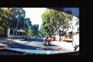 Công an truy tìm đối tượng đánh người đàn ông ngã xuống đường khi đang chạy xe máy