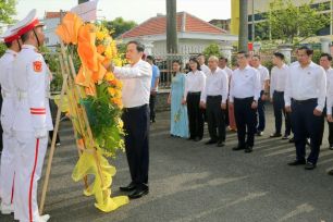 Chủ tịch Quốc hội Trần Thanh Mẫn dâng hương tại Di tích Địa điểm Dinh Quận Hóc Môn