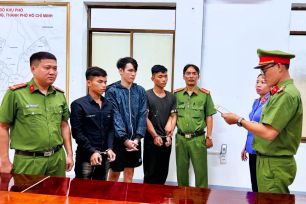 Tạm giữ 3 thanh niên hành hung người đi đường