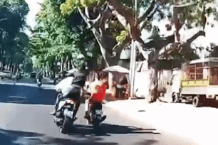 Tạm giữ nhóm thanh niên dùng mũ bảo hiểm đánh người đi đường