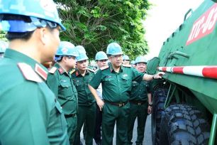 Bộ Quốc phòng kiểm tra tiến độ chế tạo xe thiết giáp chở quân chiến đấu XTC-03