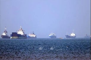Mỹ ngừng hộ tống tàu qua Hormuz sau 24 giờ triển khai