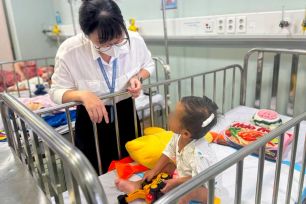 Bé trai 2 tuổi bị bạo hành đang hồi phục và dần ổn định tâm lý