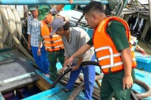 Phát hiện tàu cá chở hơn 31.000 lít dầu không rõ nguồn gốc trên biển