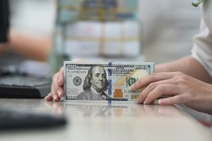 Giá USD tự do giảm liên tiếp, tỷ giá ngân hàng ổn định