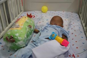 Vụ bé 2 tuổi ở TPHCM bị bạo hành: Bé tỉnh dậy là tìm mẹ
