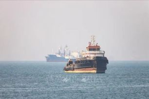 Mỹ nổ súng chặn tàu dầu vào cảng Iran