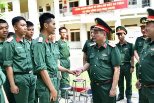 Xúc động buổi gặp mặt gia đình chiến sĩ mới