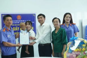 Trao giấy khai sinh cho bé trai 2 tuổi bị bạo hành tại TPHCM