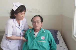 Người phía sau y lệnh