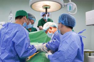 Người đàn ông bị cây đinh 4cm xuyên vào bụng khi sử dụng máy bắn đinh