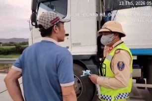 Không bằng lái, độ đèn xe tải chạy trên cao tốc, chủ phương tiện và tài xế bị phạt gần 80 triệu đồng