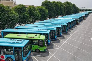 Hà Nội chuyển đổi 175 xe buýt từ diesel sang xe điện