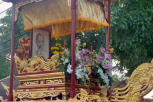 Thiêng liêng lễ rước hoa sen, chân dung Bác Hồ ở Huế