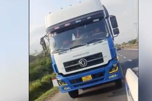 Khánh Hòa: Xử phạt tài xế xe tải lạng lách, không chấp hành hiệu lệnh của CSGT