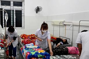 Lai Châu: 206 học sinh nhập viện nghi ngộ độc do ăn quả dại