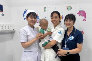 Bé trai 2 tuổi bị bạo hành đã xuất viện