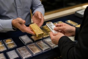 Vàng lao dốc hơn 100 USD, bạc giảm 10%