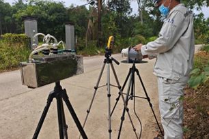 Lấy mẫu không khí xung quanh khu vực xảy ra vụ cháy bãi rác ở Quảng Ngãi