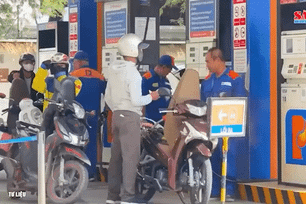 Nhiều tài xế xe công nghệ chủ động chọn xăng E10