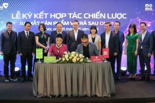 MoMo và VCBNeo hợp tác bình dân hóa tài chính số