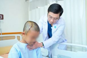 Phẫu thuật sọ não thức tỉnh cho bệnh nhi 12 tuổi mắc u não lớn, nguy hiểm
