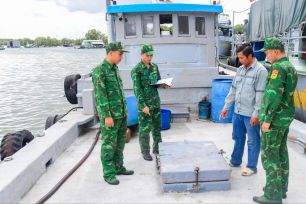 Bắt tàu chở 10.000 lít dầu DO không rõ nguồn gốc