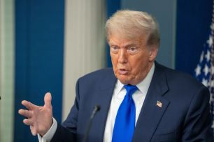 Ông Trump cảnh báo sẽ tấn công Iran trong vài ngày tới