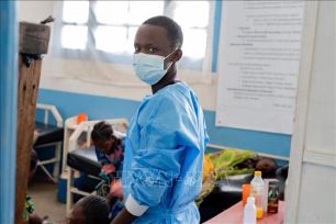 WHO nâng cảnh báo, triệu tập họp khẩn về Ebola