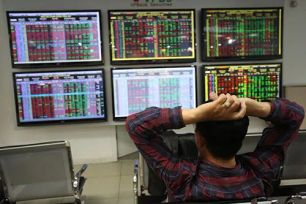 Thêm phiên lao dốc, VN Index rời xa mốc 1.900 điểm