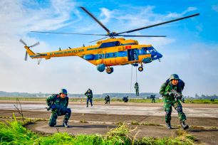 Cận cảnh chiến sĩ đặc công, trinh sát đặc nhiệm nhảy dù ở độ cao 800m