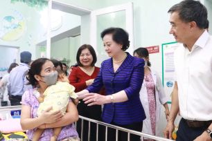 Phó Thủ tướng Chính phủ Phạm Thị Thanh Trà thăm, tặng quà bệnh nhi