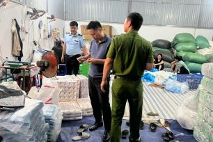 Phát hiện cơ sở sản xuất hàng chục ngàn gói băng vệ sinh giả