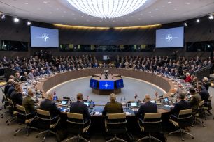 NATO chia rẽ về đề xuất viện trợ quân sự bắt buộc cho Ukraine