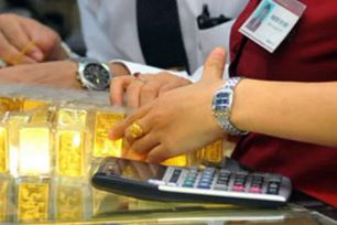  Sáng 27-5, giá vàng tiếp tục giảm