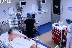 Một bệnh nhi tại TPHCM phù não, nguy kịch vì não mô cầu