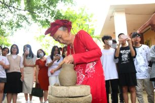 Làng gốm Chăm Bàu Trúc đông khách dịp hè