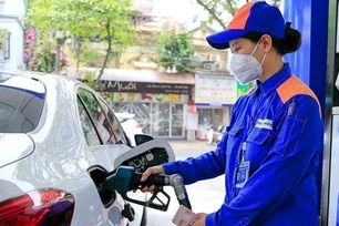Giá xăng dầu giảm mạnh, RON95-III xuống còn 24.154 đồng/lít