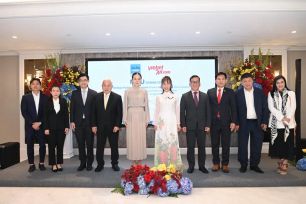 Madam Pang và TS. Nguyễn Thị Phương Thảo đồng hành vì bóng đá 