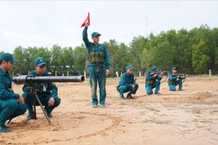 32 khẩu đội tranh tài pháo binh toàn năng dân quân tự vệ