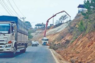 Sạt lở, sụt lún diễn biến phức tạp dù mùa mưa mới đến