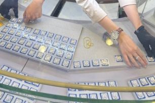 Sáng 2-6, giá vàng giảm thêm 800.00 đồng- 1 triệu đồng/lượng