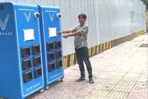 Bắt giữ người đập phá hàng loạt tủ đổi pin xe điện