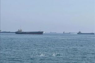 Nhiều vụ nổ lớn tại eo biển Hormuz, chưa rõ nguyên nhân
