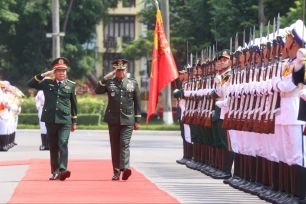 Đại tướng Nguyễn Tân Cương hội đàm với Tham mưu trưởng Lực lượng vũ trang Philippines